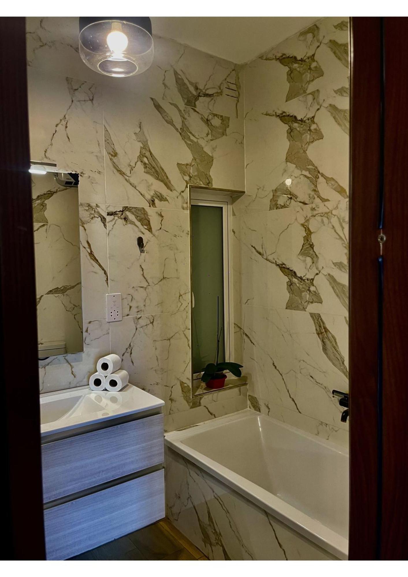 Airport Accommodation Bedroom With Bathroom Self Check In And Self Check Out Air-Condition Included Mqabba Kültér fotó